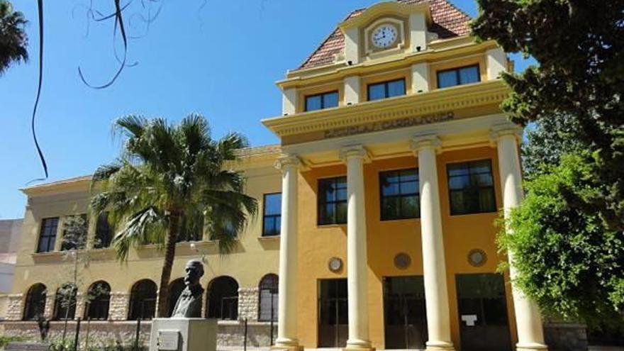 Exterior del colegio público Carrasquer de Sueca, en una imagen de archivo.