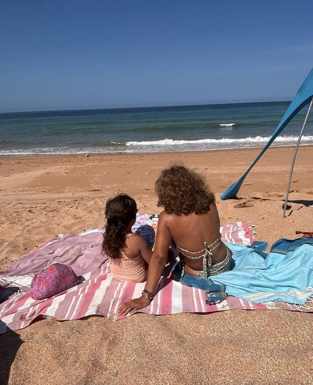 Lolita Flores junto a su nieta en la playa