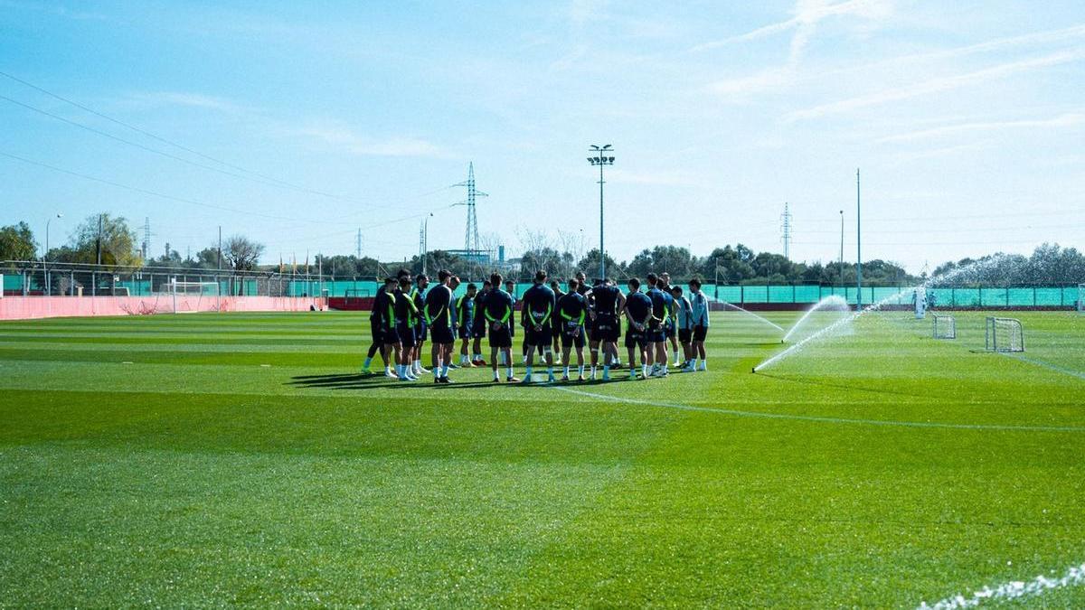 Aguirre charla con los jugadores en Son Bibiloni.