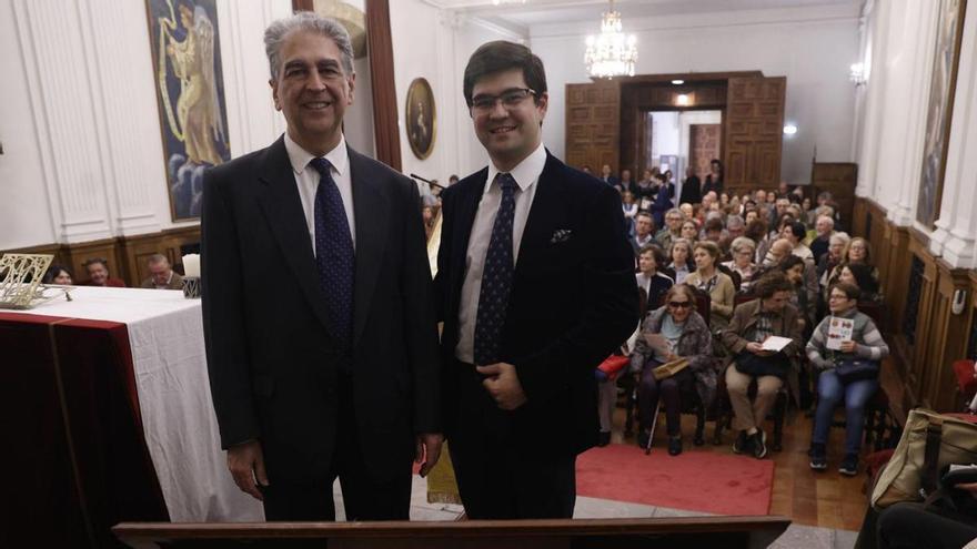 Ramón Sobrino Sánchez y Ramón Sobrino Cortizo, ayer, en la capilla de la Universidad de Oviedo.