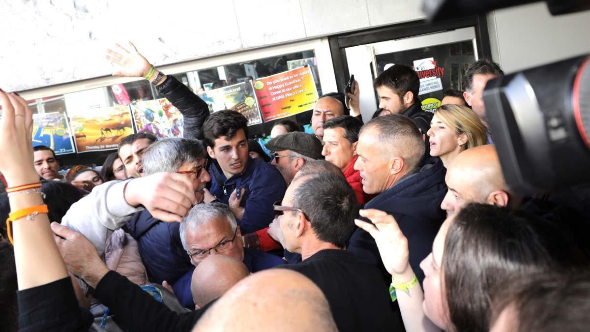 Cayetana Álvarez de Toledo, zarandeada en un acto en la UAB.