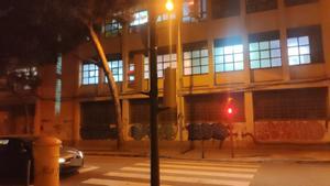 Nave industrial de LHospitalet en la que se ha desalojado una macrofiesta ilegal con 135 personas.