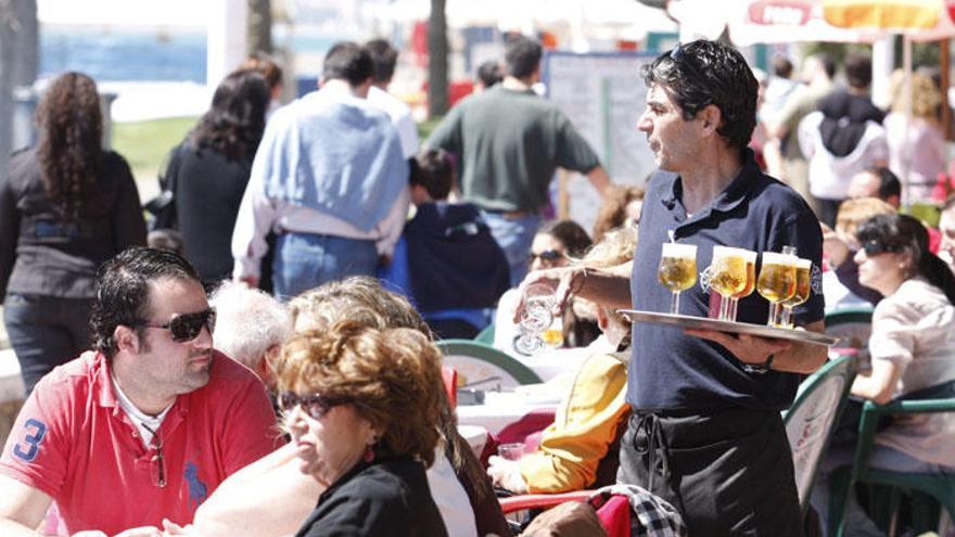 Un camarero en un establecimiento junto a las playas de Málaga.