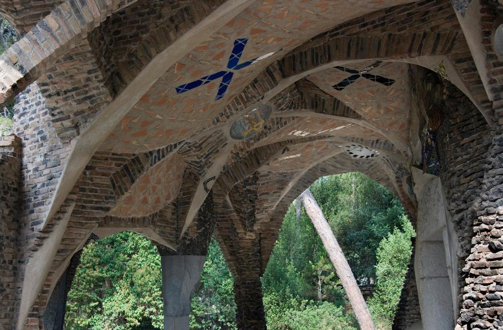 Exterior de la Cripta Gaudi, en la Colonia Guell