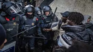 Els migrants que ocupaven el B9 clamen contra un desallotjament "inhumà": "Podem morir"