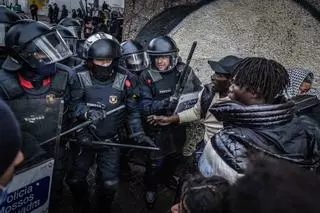 Les fotos del desallotjament d'uns 400 migrants a l'antic institut B9 de Badalona