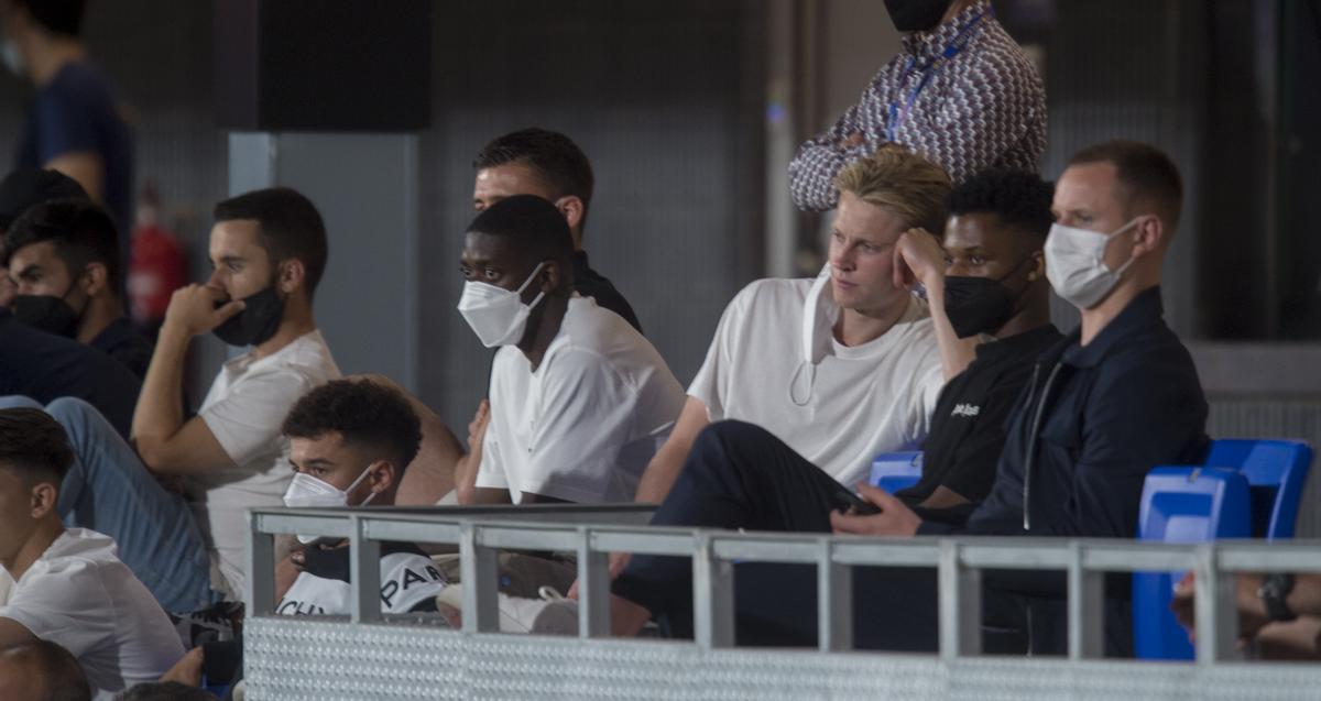 Ter Stegen, Ansu Fati, De Jong, Dembele y Coutinho, lesionados observan el partido contra la Juventus en el Gamper