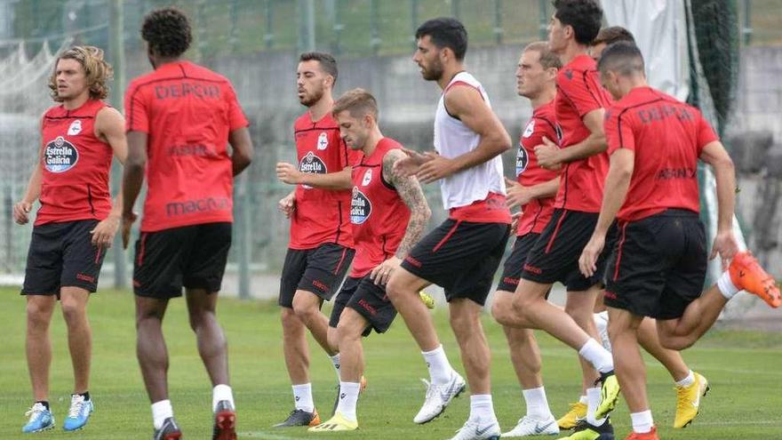 Fede Cartabia, en el centro, y Sebastián Dubarbier, a la izquierda, con el grupo durante el entrenamiento de ayer en la ciudad deportiva.