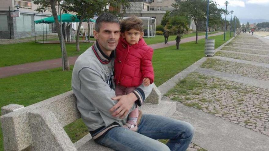 Alen Muratovic con su hija Mayi en brazos, ayer en las proximidades de la playa de Rodeira, en Cangas.