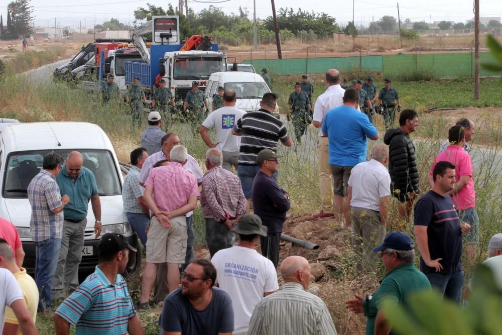 Protesta agricultores por el sellado del desagüe