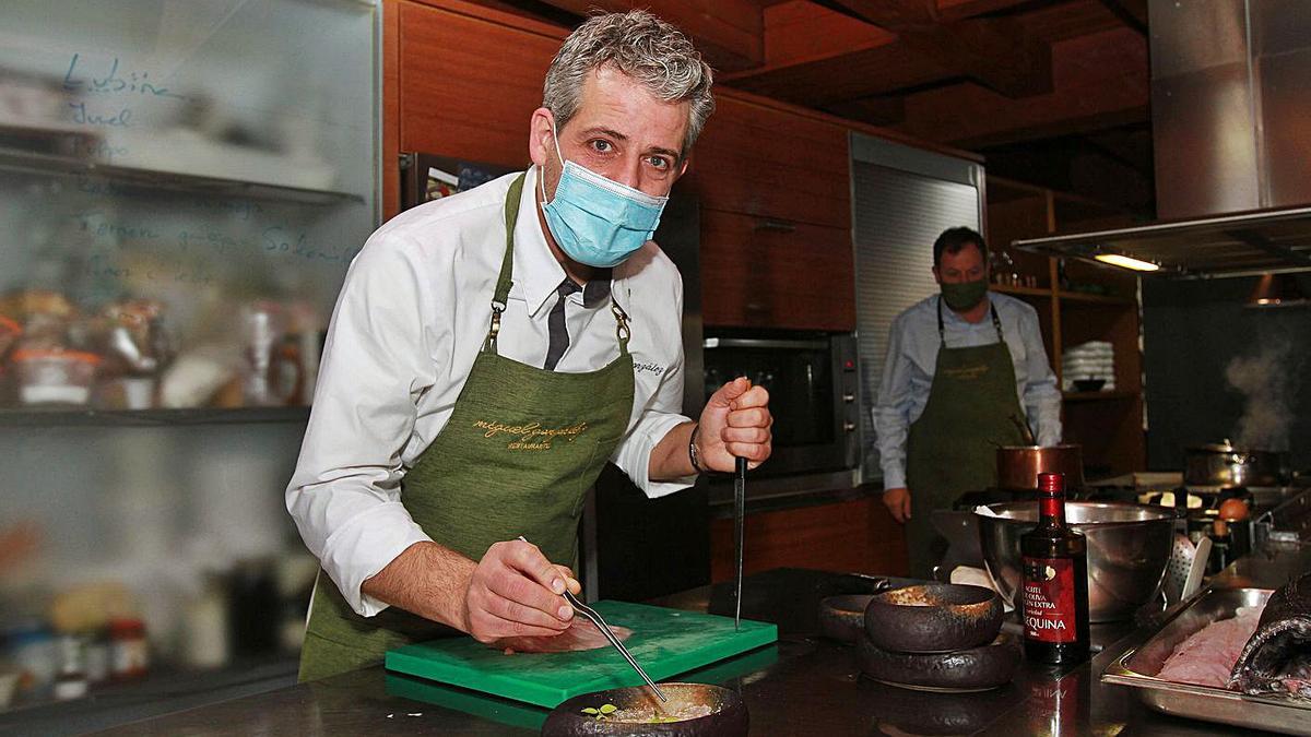 Miguel González, en la cocina de su restaurante, ayer, al día siguiente de lograr la estrella.   | // IÑAKI OSORIO