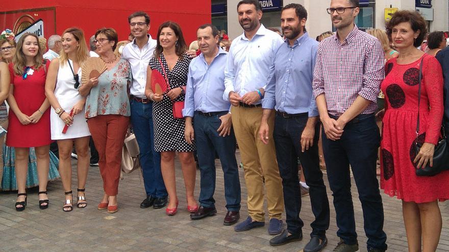 El consejero, cuarto por la derecha, en la portada de la Feria en la calle Larios.