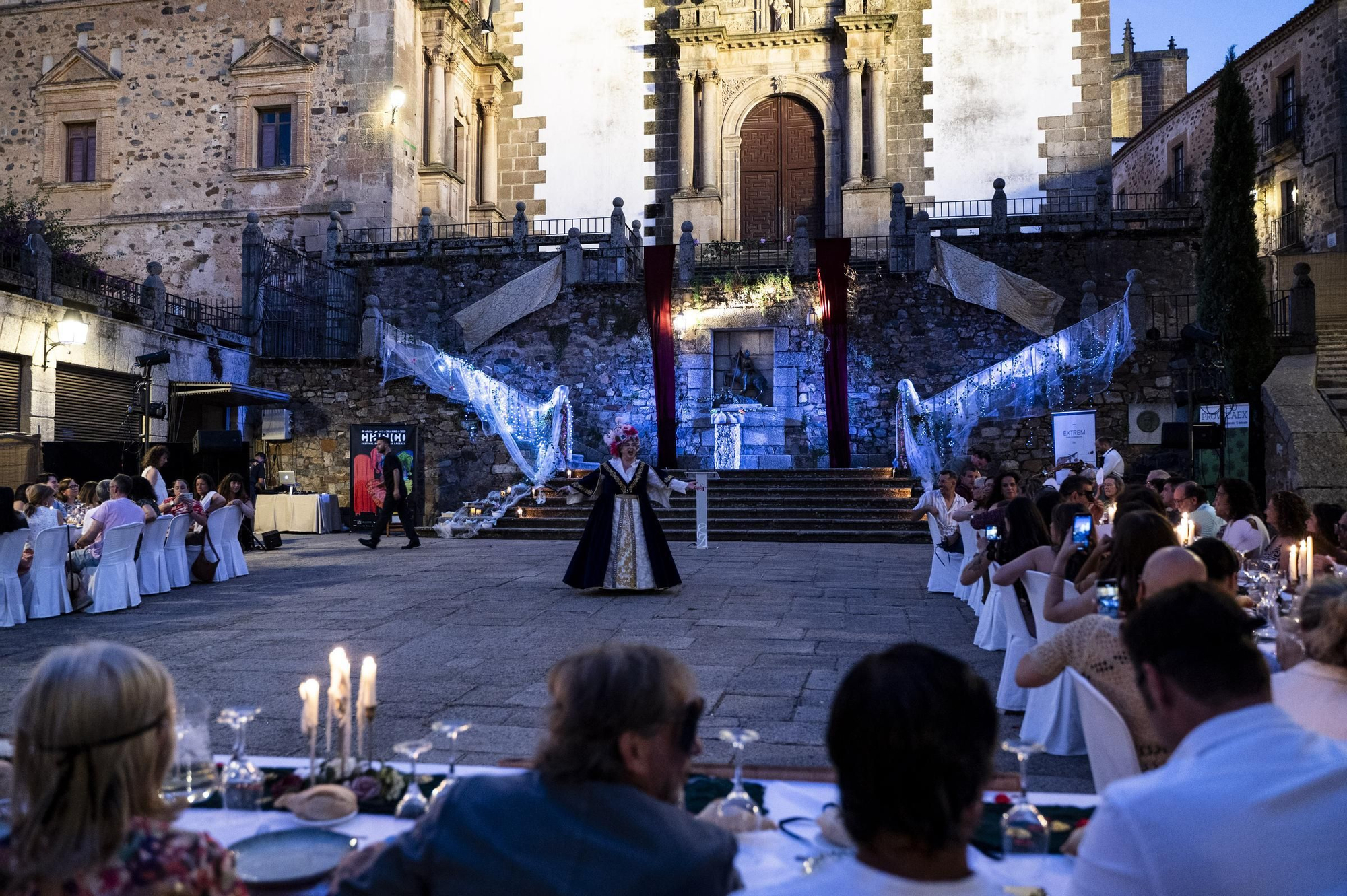 Fotogalería | El Festival de Teatro Clásico de Cáceres se despide con una baile de máscaras
