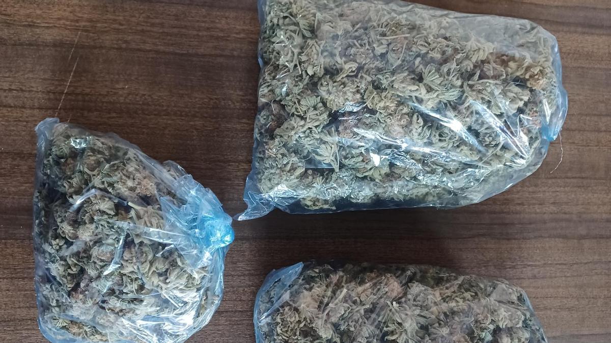 Bolsas con medio kilo de marihuana intervenidas en un coche.