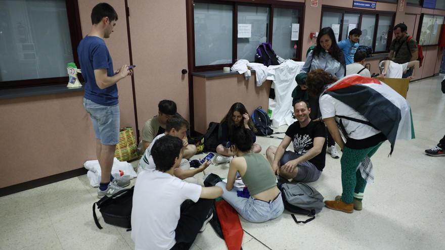 La acampada por Palestina en la Universidad del Zaragoza se traslada de Interfacultades al exterior