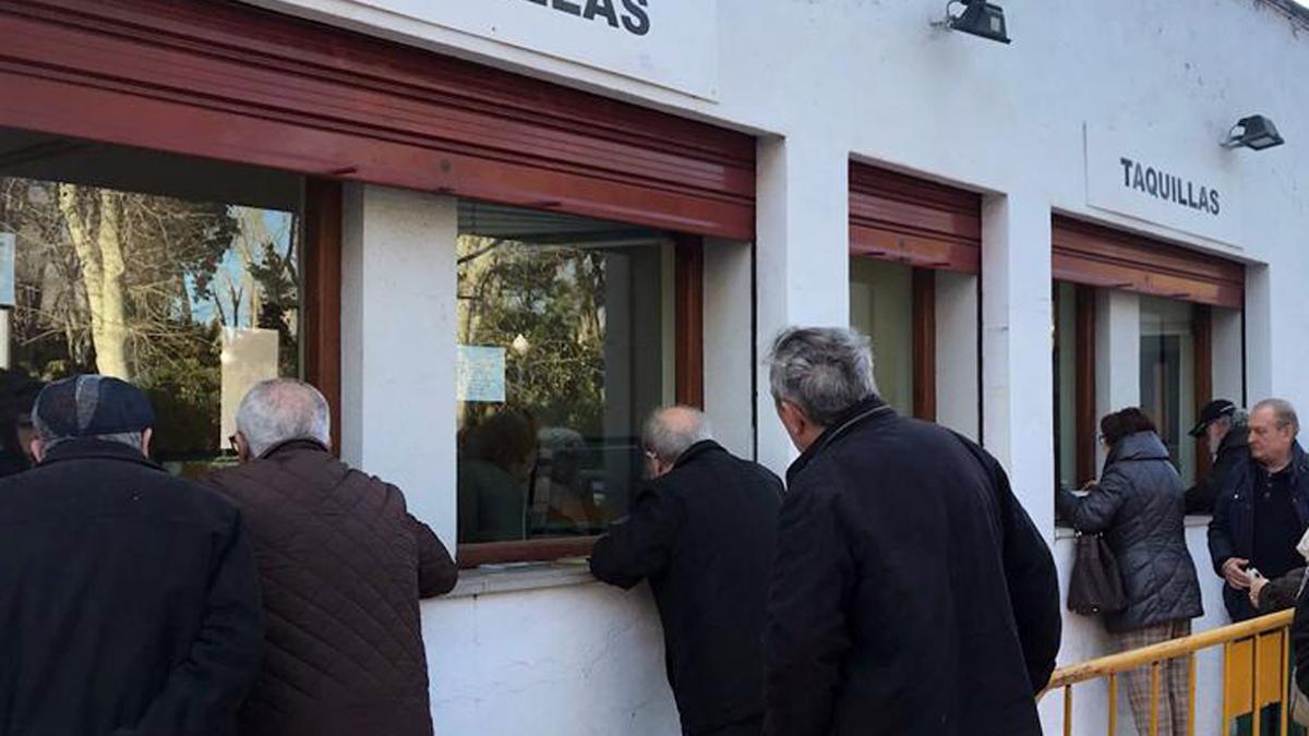 Las taquillas atienden al público para comprar abonos de lunes a sábado.