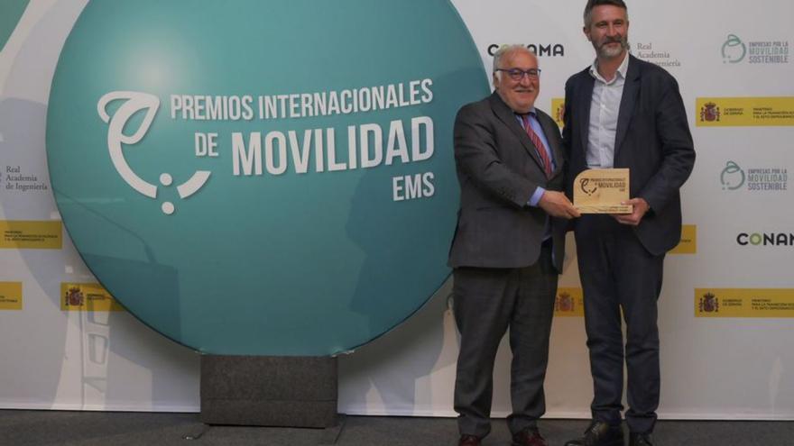 El alcalde Alberto Varela recoge el premio a la movilidad.