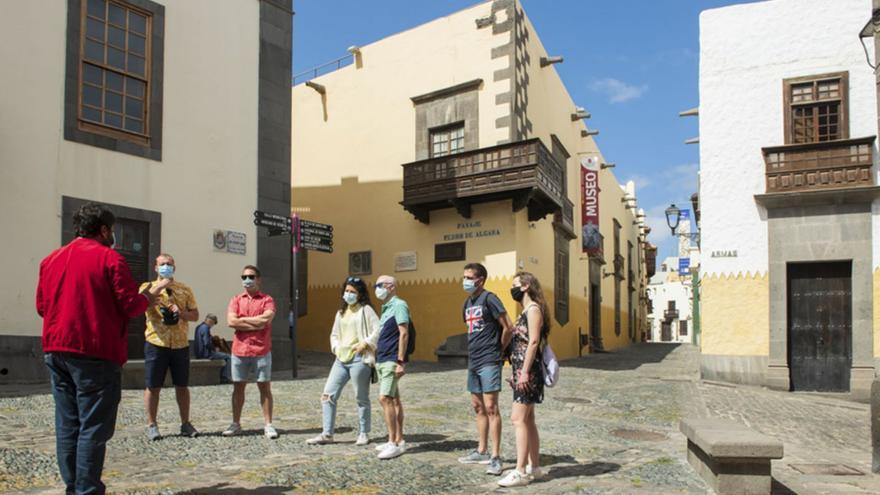 Un guía turístico explica en Vegueta, en Las Palmas de Gran Canaria, los secretos del casco histórico de la ciudad.