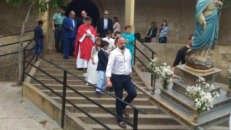 Un momento de la procesión en la fiesta de Cuelgamures.