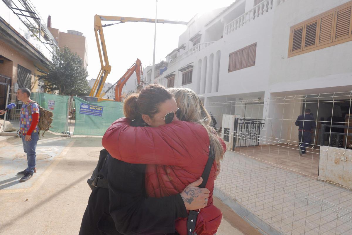 Comienzan los trabajos de demolición en unos adosados en Catarroja tras la dana