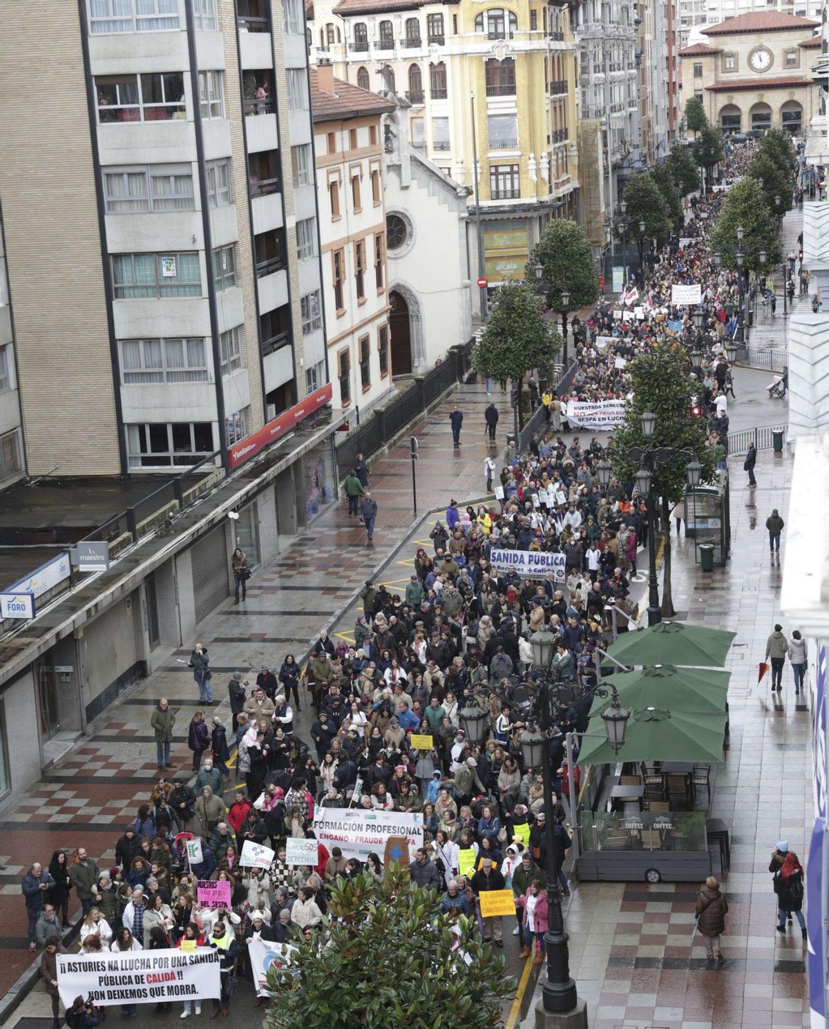 Cuatro mil sanitarios salen a la calle para reclamar "más personal y mejor gestión"