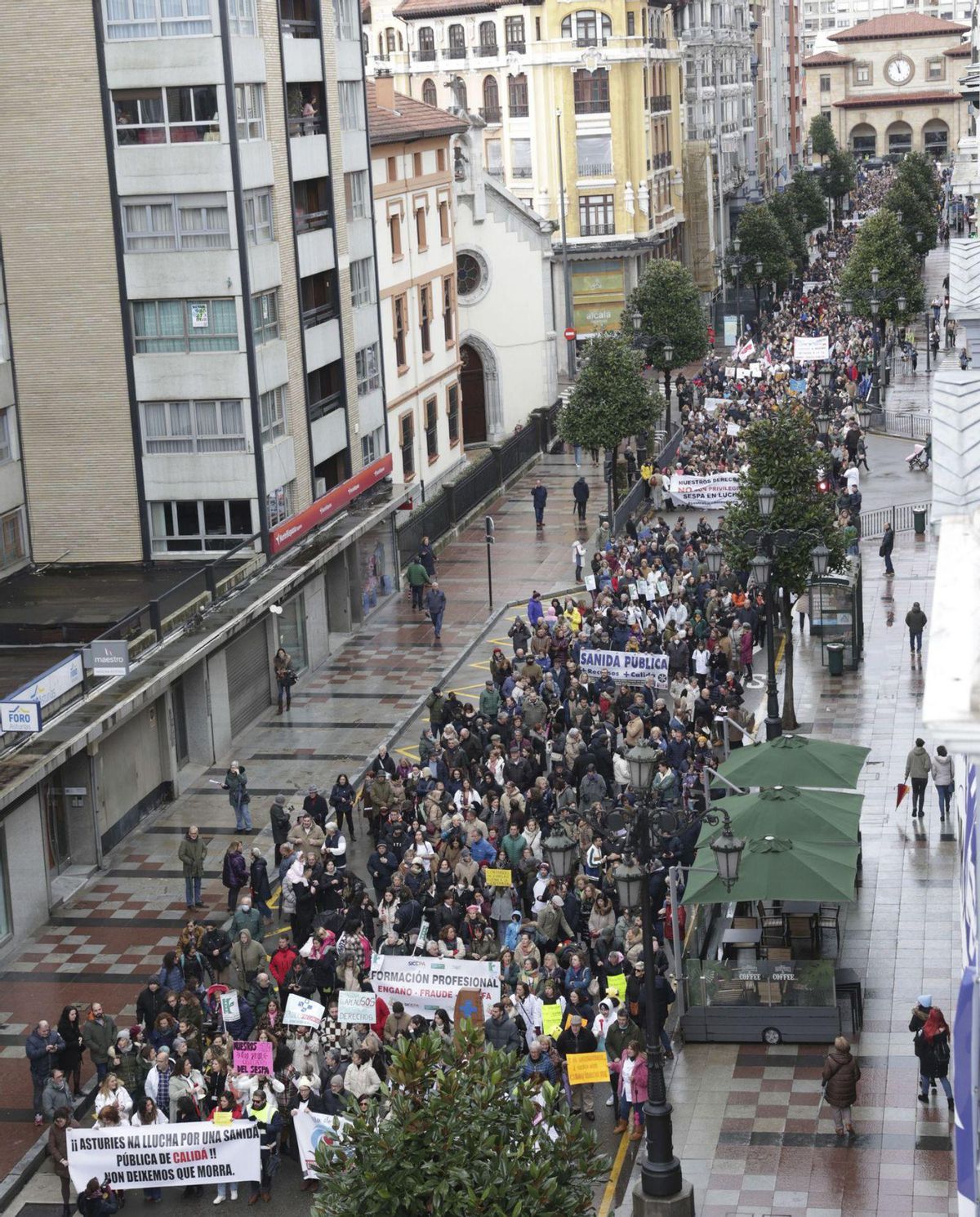 Cuatro mil sanitarios salen a la calle para reclamar &quot;más personal y mejor gestión&quot;