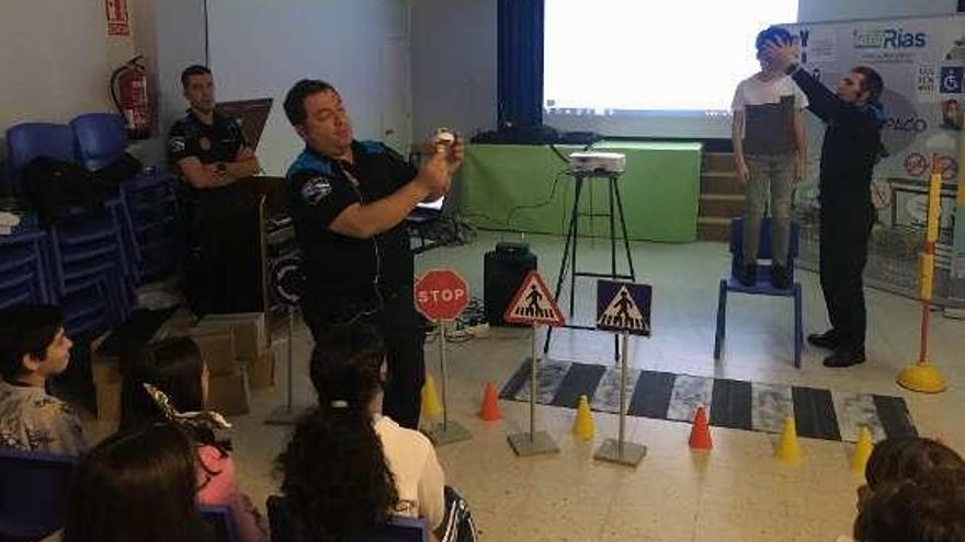 Los agentes de la Policía Local, ayer, en el CEIP Padín Truiteiro. // FdV