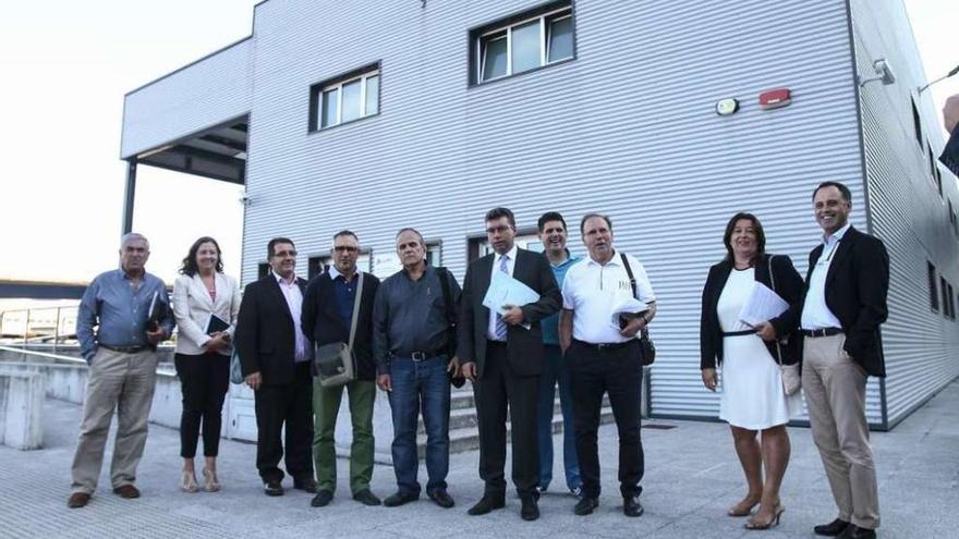 El alcalde redondelano y varios concejales, junto a la directiva de la asociación de afectados por la autopista, ayer, antes de la reunión con los representantes de Fomento y Audasa en Vigo. // Adrián Irago