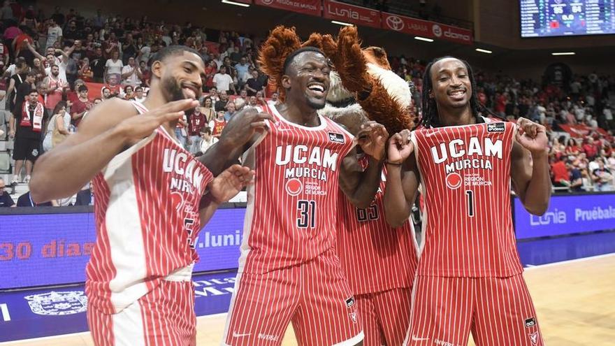 David DeJulius, Dylan Ennis y Michael Forrest, del UCAM Murcia, tras un partido en el Palacio.