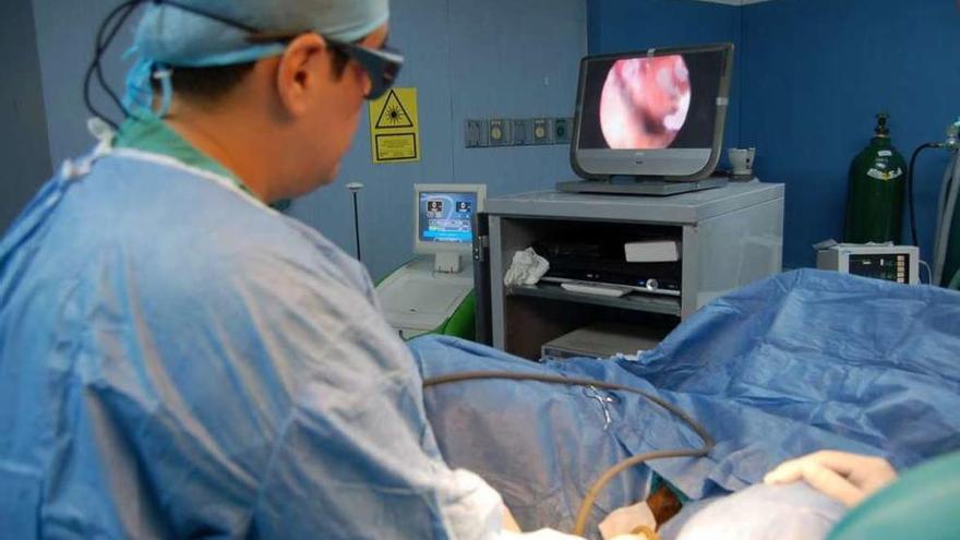 Un médico realiza una intervención quirúrgica a un paciente.