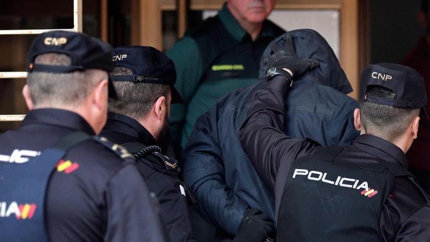 El presunto asesino, Jorge P.J., entrando a los juzgados de Alzira.