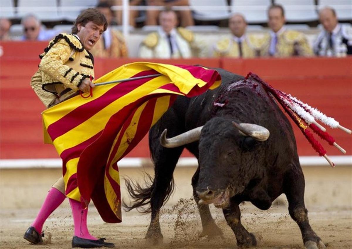 El torero Antonio Barrera clava un natura per la dreta amb una muleta amb els colors de la senyera, el mes d’agost passat a la Monumental. El torero Antonio Barrera clava un natura per la dreta amb una muleta amb els colors de la senyera, el mes d’agost passat a la Monumental.
