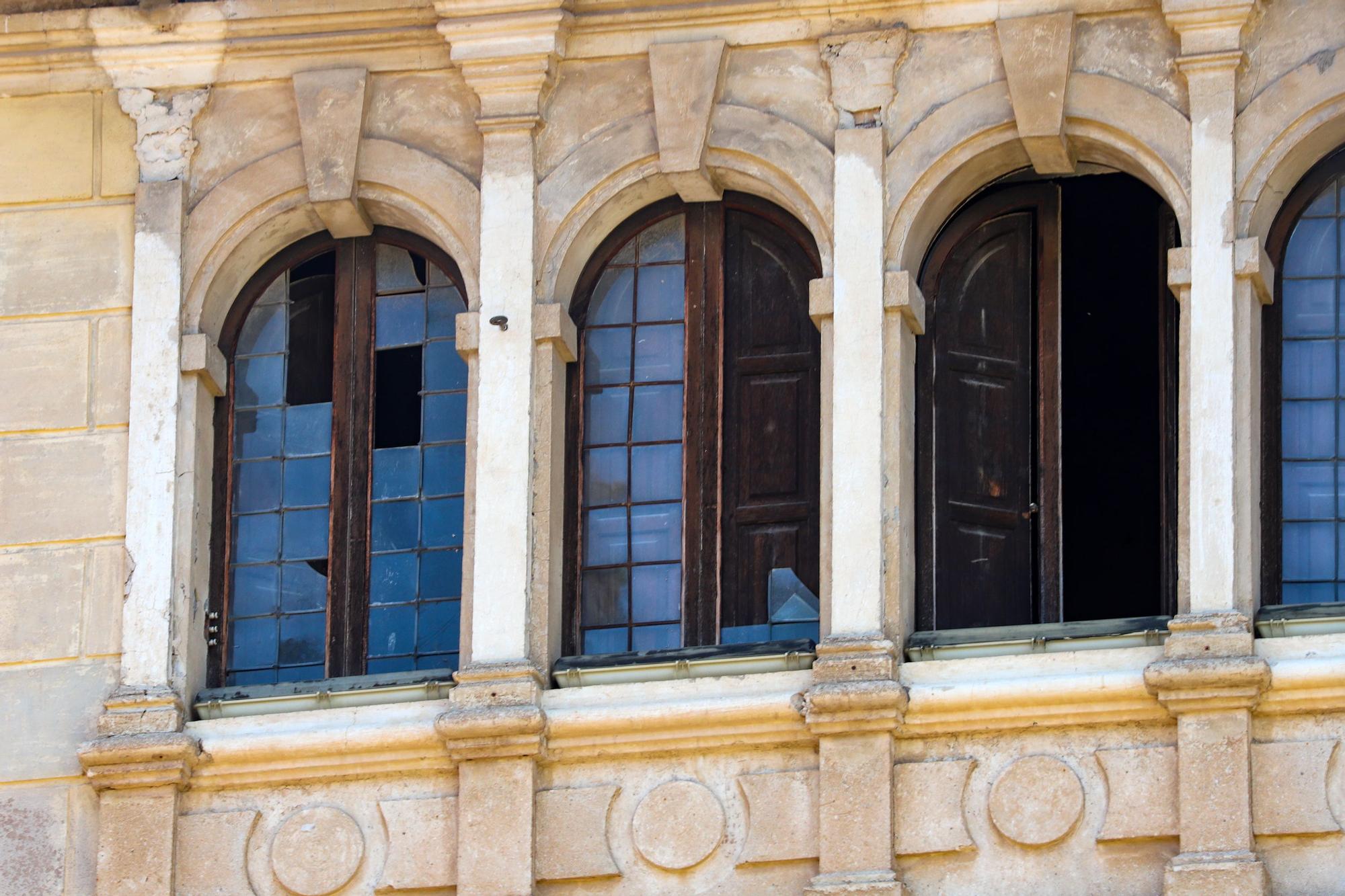 En este lamentable estado está el Palacio de Rubalcava de Orihuela