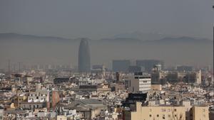 Calima en Barcelona, en una vista desde Miramar.