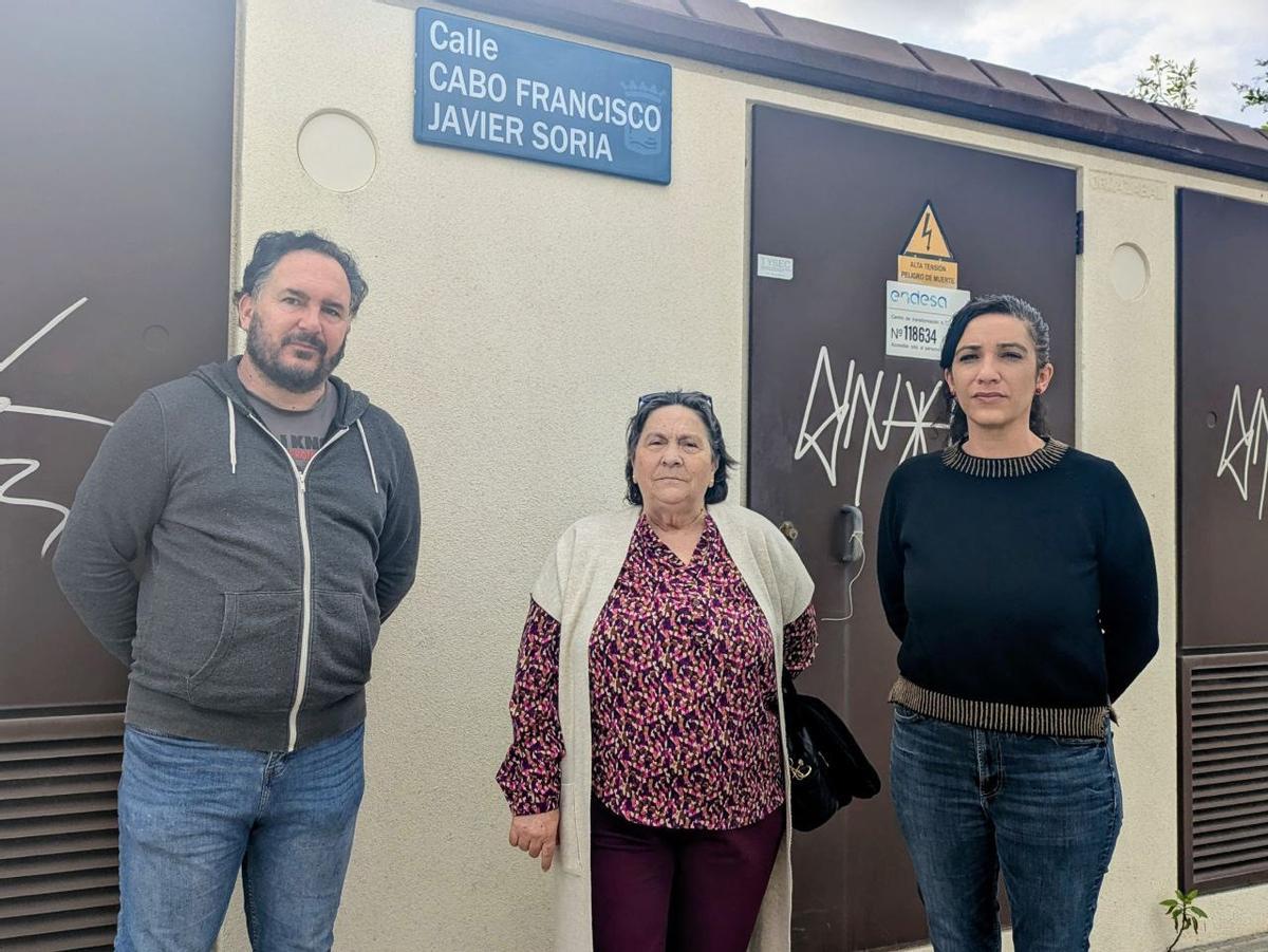 Margarita Toledo, madre del militar asesinado, junto a la concejala Toni Morillas, en la nueva calle dedicada a su hijo.