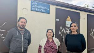Margarita Toledo, madre del militar asesinado, junto a la concejala Toni Morillas, en la nueva calle dedicada a su hijo.