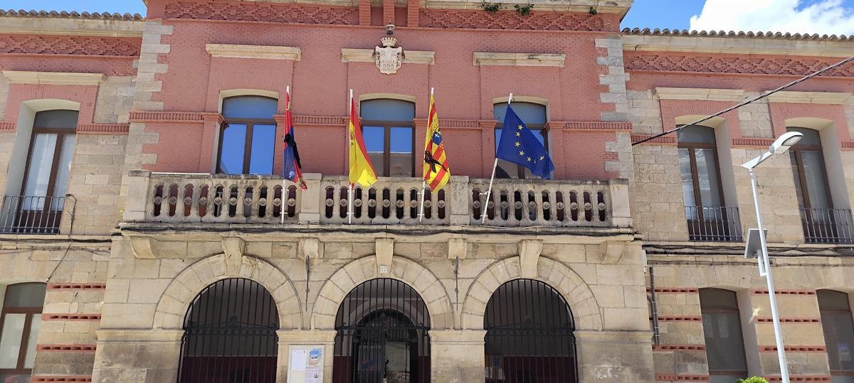 Las banderas del Ayuntamiento de Alhama de Aragón lucen un crespón negro por el fallecimiento de Pablo Cebolla.