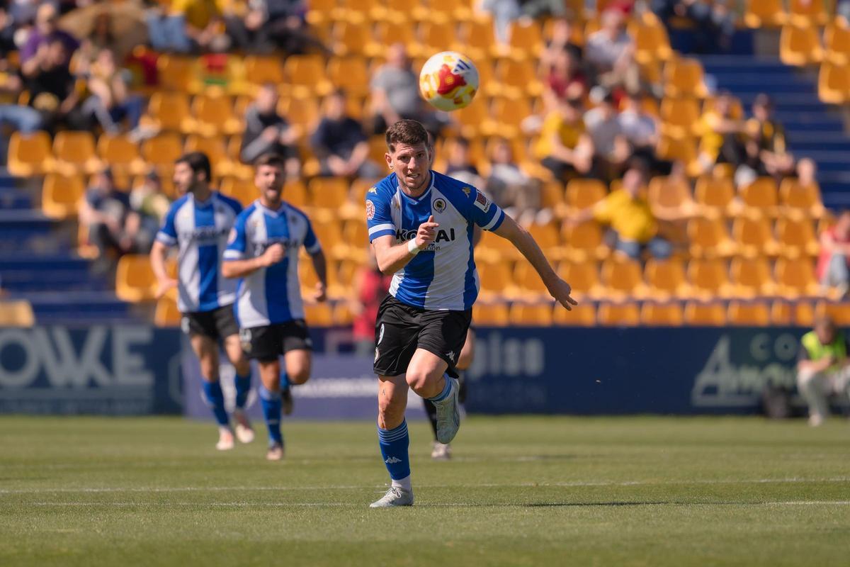 Alberto Toril persigue un balón durante el partido entre Hércules y Alcorcón.