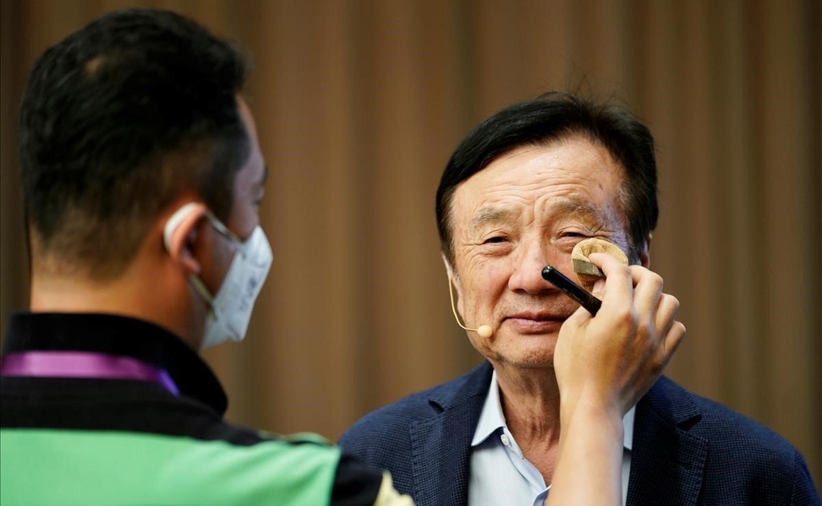 Un miembro del personal aplica maquillaje al fundador de Huawei, Ren Zhengfei, antes de una mesa redonda en la sede de la empresa. Las ventas de Huawei se resentirán debido al veto de Estados Unidos y se situarán en unos 30.000 millones de dólares (26.760 millones de euros) por debajo de los pronósticos que tenía la compañía para este año, reveló hoy Zhengfei.