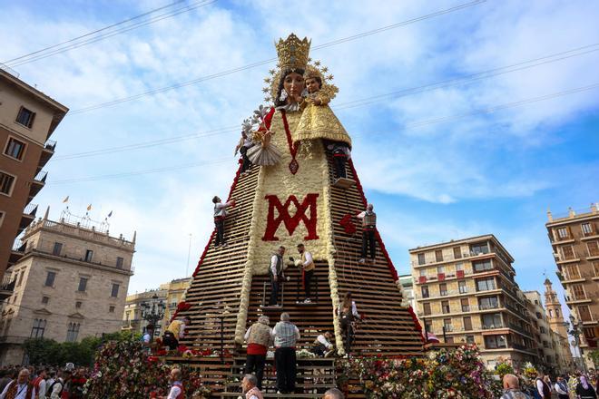 El manto de la Virgen comienza a desvelarse al paso de las primeras comisiones del día