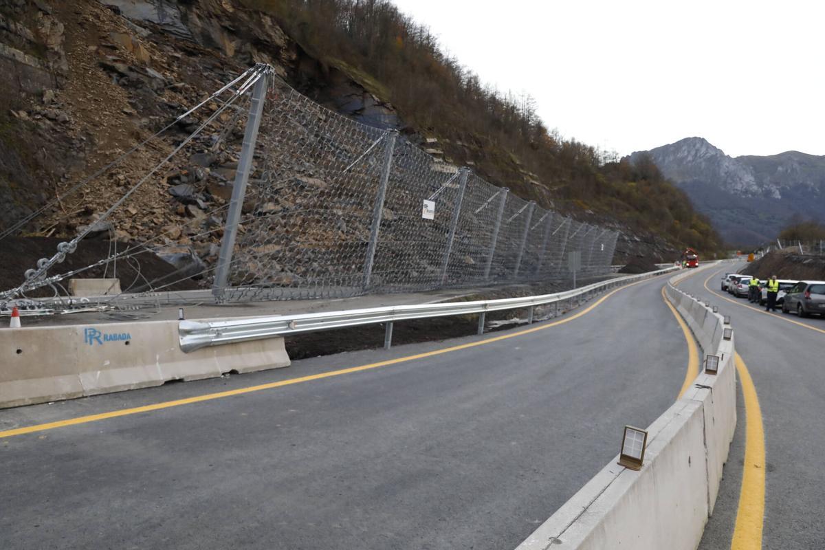 El desvío de la autopista del Huerna, con la barrera instalada ante posibles desprendimientos.