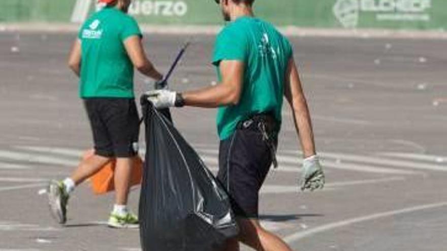 La limpieza en  el mercadillo del estadio se adelanta dos horas tras las quejas vecinales