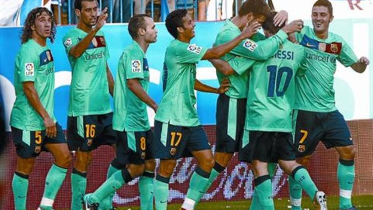 Los jugadores del Barcelona celebran uno de los dos goles marcados ayer en el Vicente Calderón.