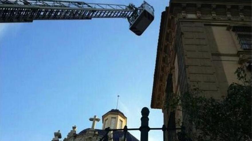 Los bomberos supervisan sanean la pared del Museo San Pío V.