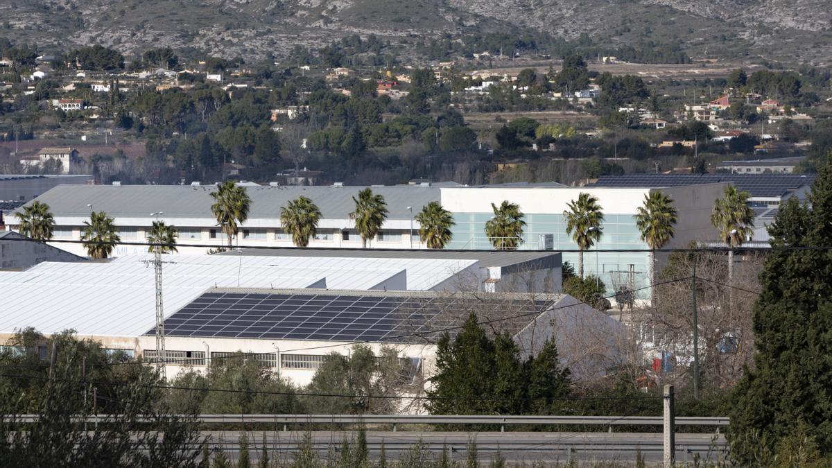 Imagen aérea de una parcela del polígono industrial El Pla, en Ontinyent.