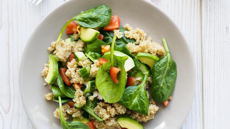 Ensalada de quinoa, aguacate y tomate.