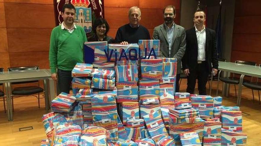 Responsables municipales y de Viaqua durante la entrega de regalos.