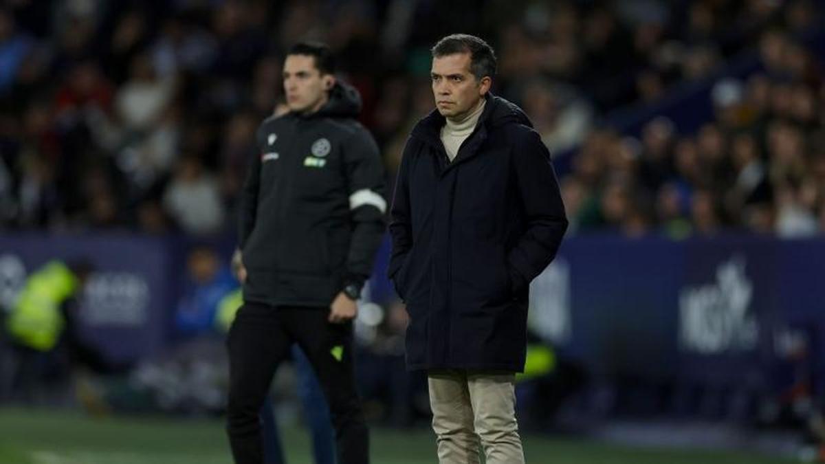 Luís Castro en la banda del Ciutat durante el Levante - Elche