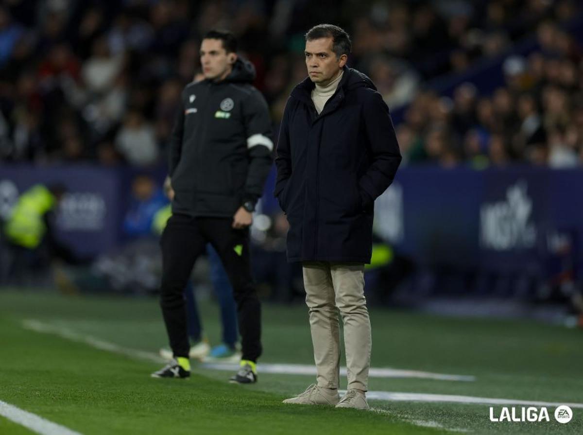 Luís Castro en la banda del Ciutat durante el Levante - Elche