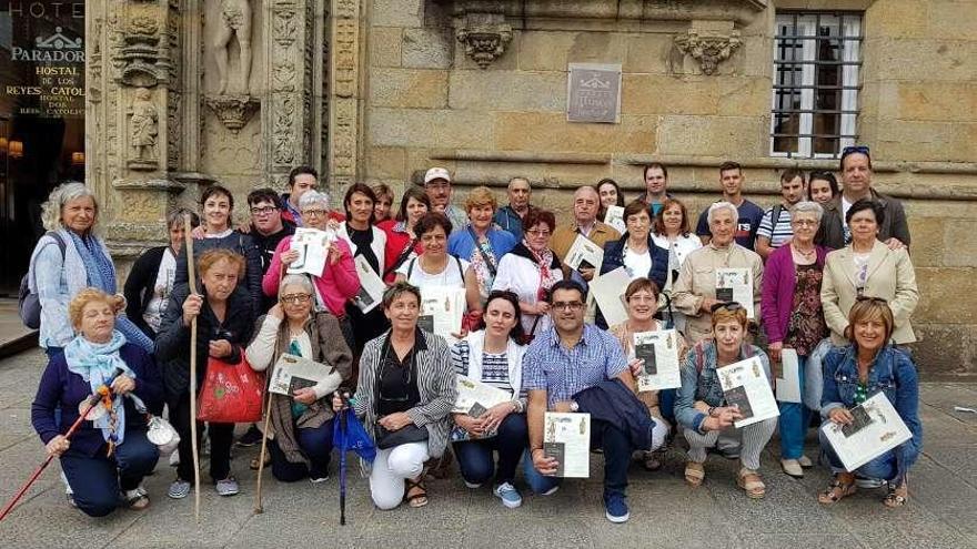 Emecla cierra otro camino y planea el siguiente. La Asociación de Álceme (Rodeiro), Emecla, cerró, un año más, el Camino de Santiago. Durante este verano, en diferentes etapas como es habitual, realizaron la ruta del Camino Francés. Después de disfrutar de los paisajes y monumentos durante las etapas, los participantes ya piensan en el camino del próximo año.